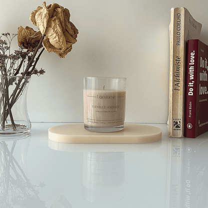 Bougie artisanale en pot à la vanille ambrée, en cire végétale, intégrée dans la décoration – Luminese 