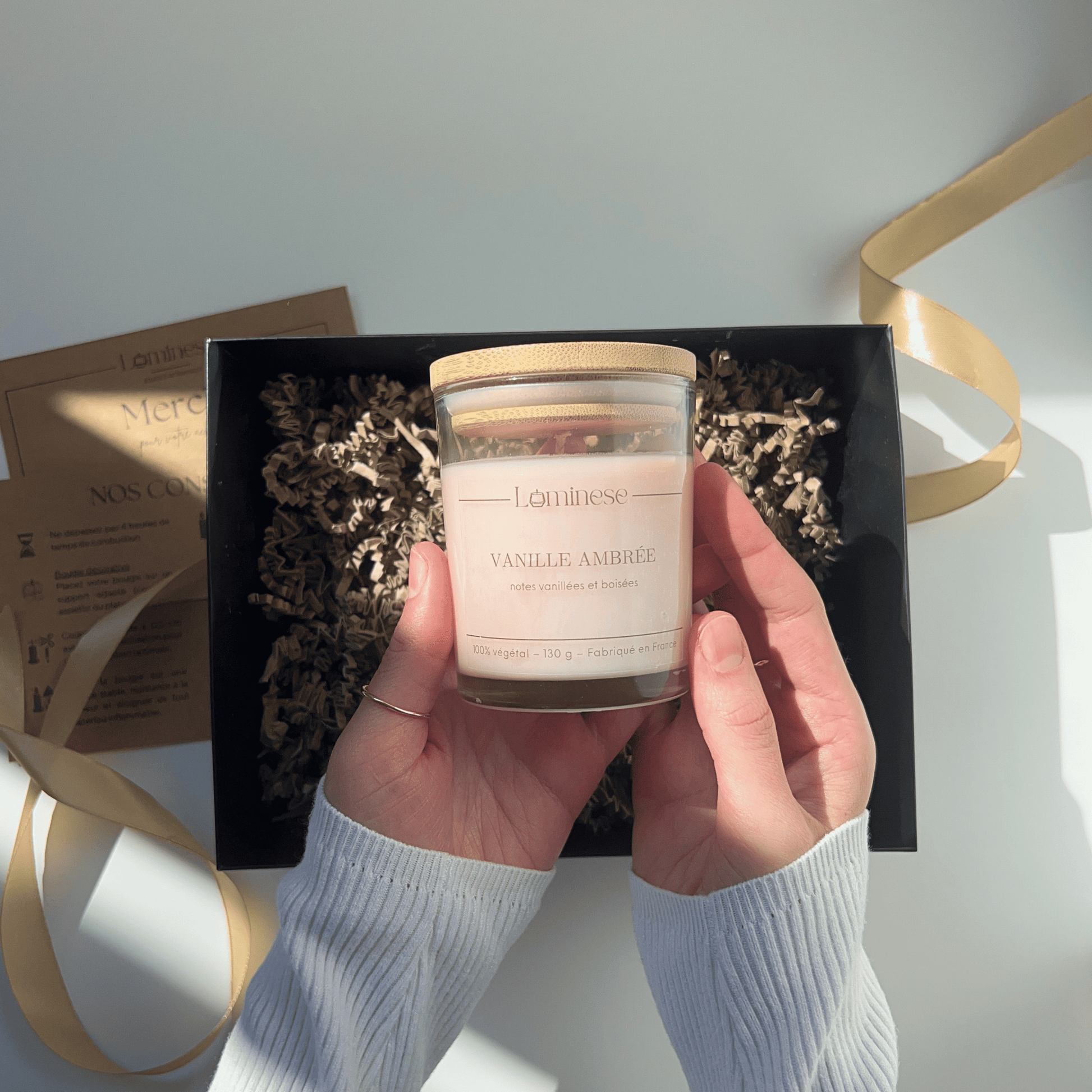 Unboxing de la bougie parfumée artisanale en pot à la vanille ambrée. – Luminese