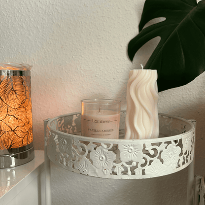 Bougie artisanale en pot à la vanille ambrée et bougie décorative PILLAR, en décoration dans le salon – Luminese 