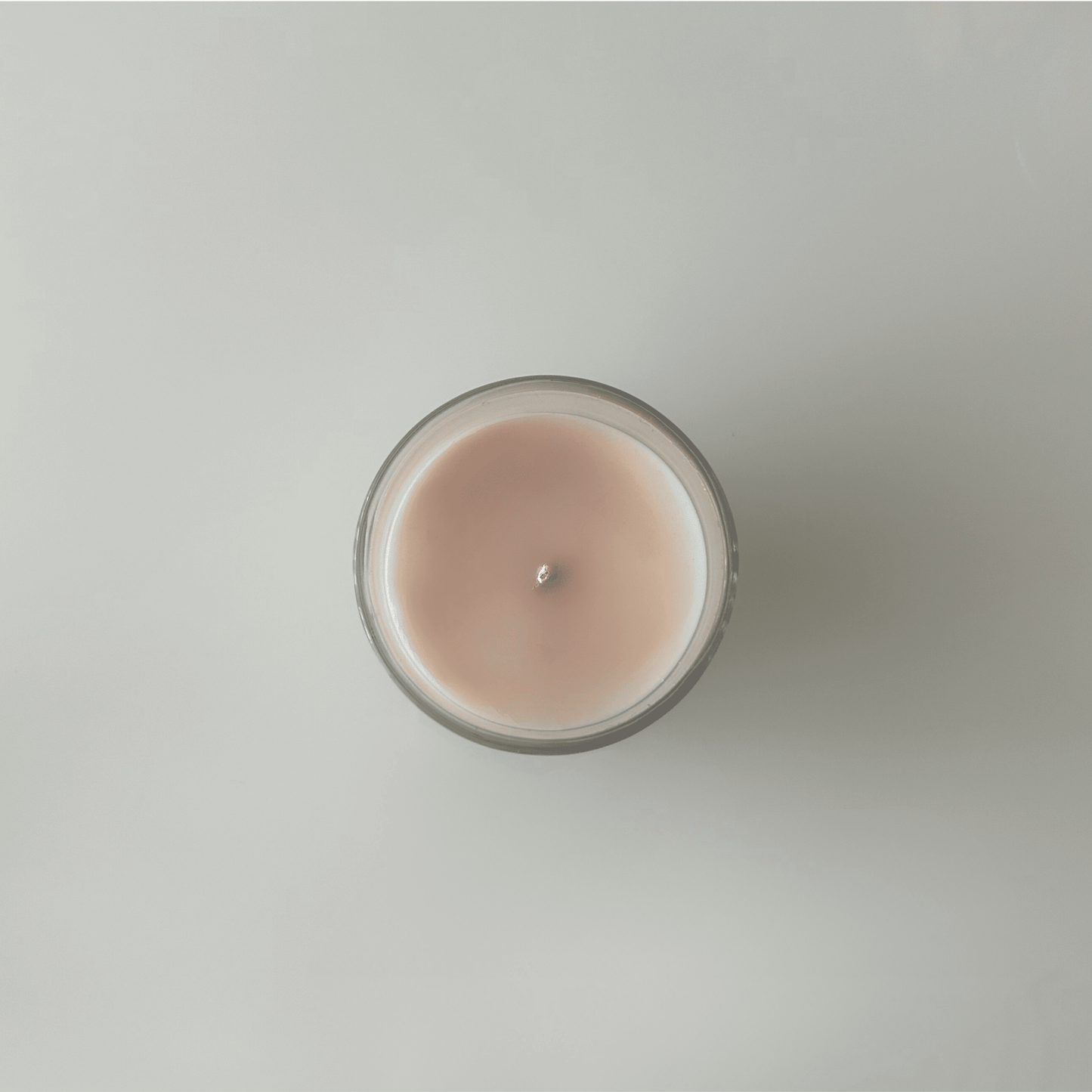 Bougie parfumée artisanale en pot à la vanille ambrée, vue de haut. – Luminese