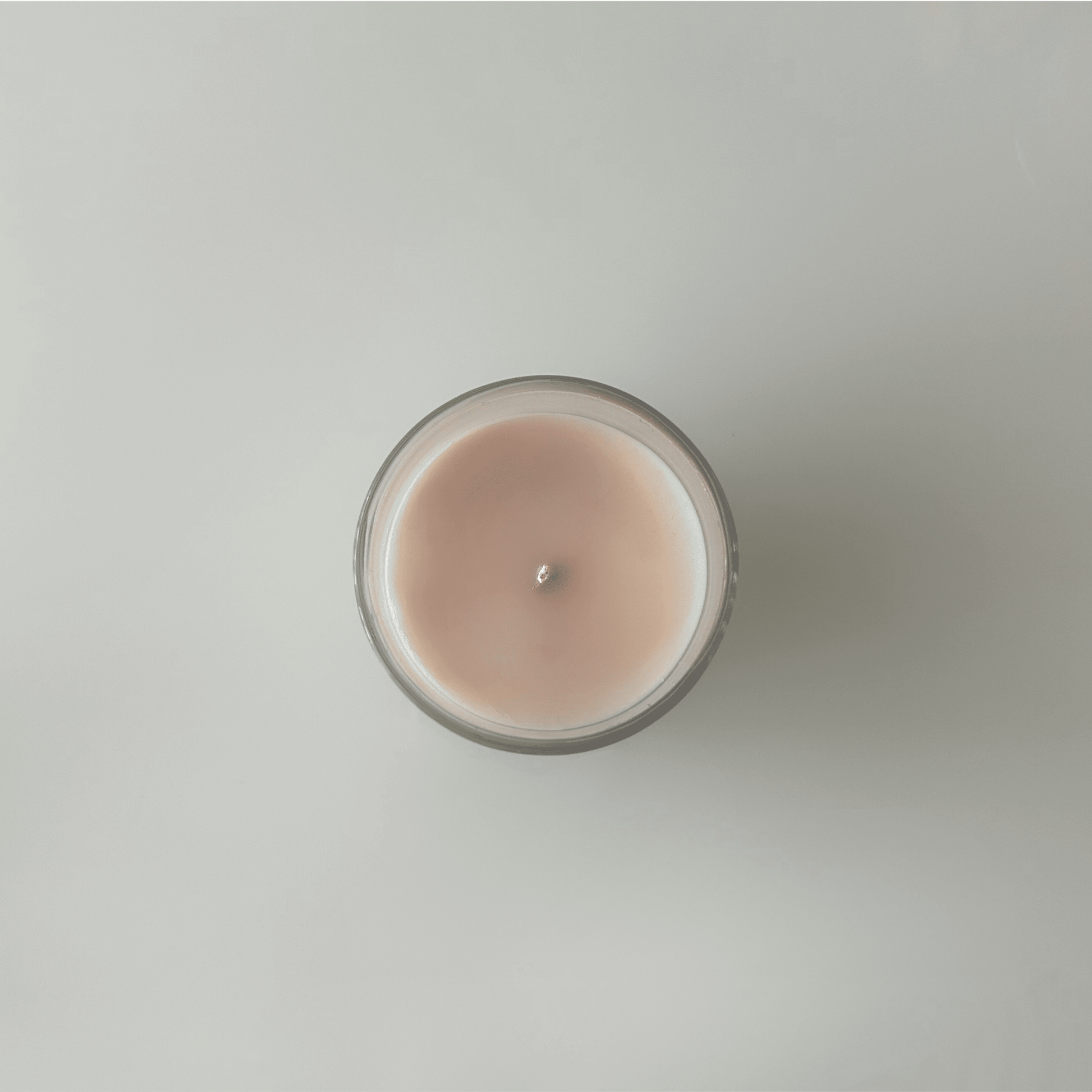 Bougie parfumée artisanale en pot à la vanille ambrée, vue de haut. – Luminese