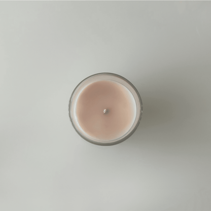 Bougie parfumée artisanale en pot à la vanille ambrée, vue de haut. – Luminese