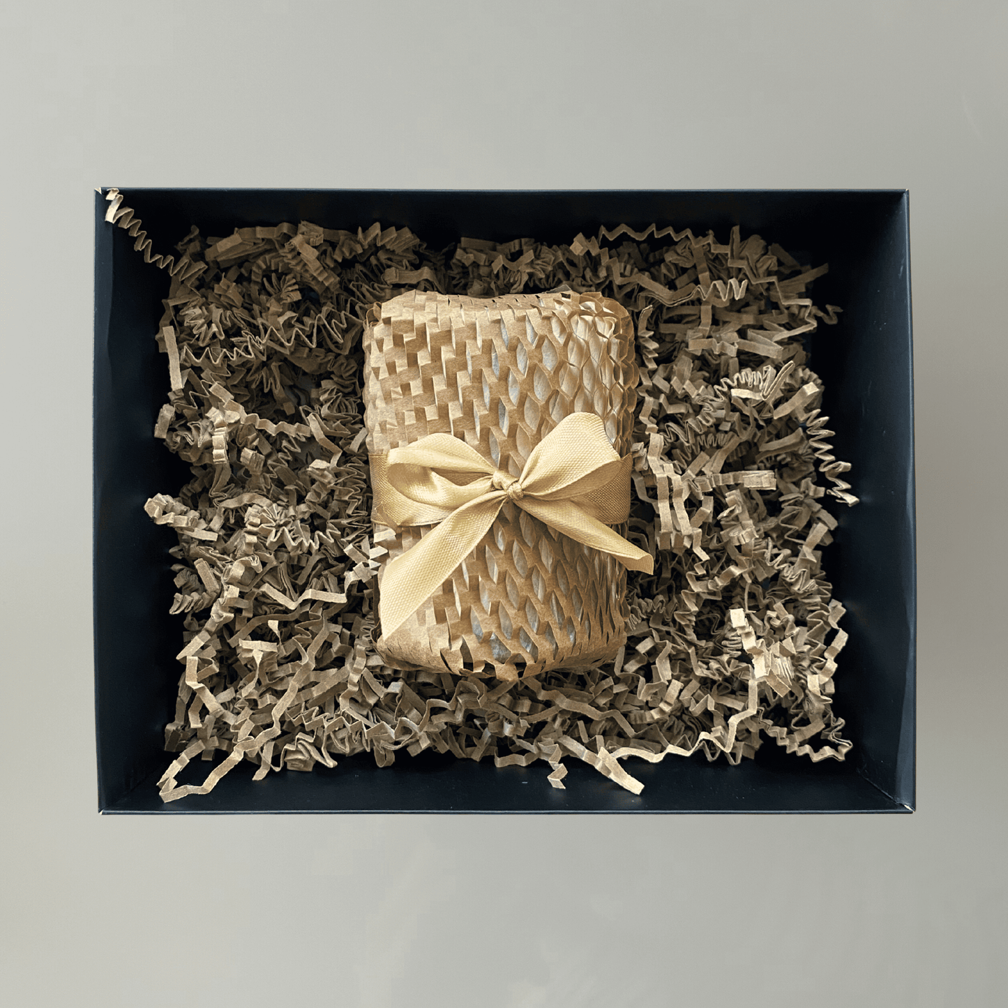 Bougie parfumée artisanale en pot VANILLE AMBRÉE, soigneusement emballée, prête à être offerte. – Luminese