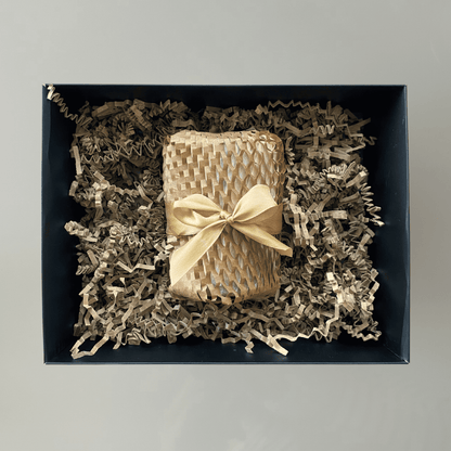 Bougie parfumée artisanale en pot VANILLE AMBRÉE, soigneusement emballée, prête à être offerte. – Luminese